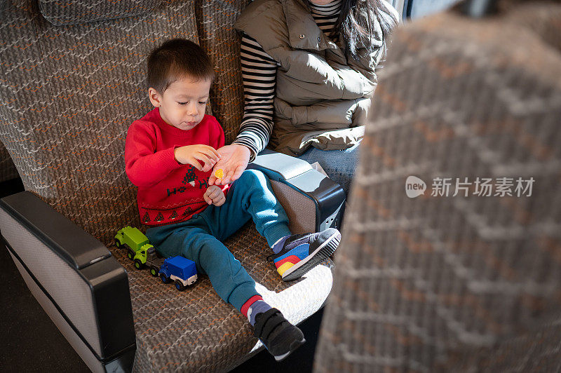 火车零食时间:中国妈妈用新鲜橘子喂养孩子