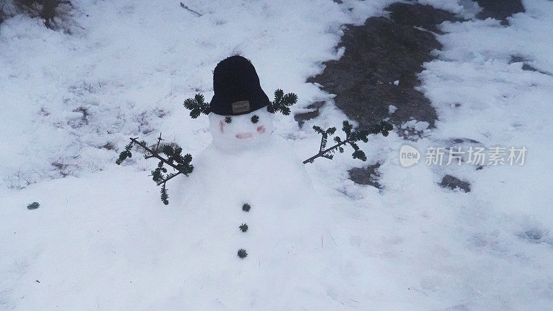 雪人堆在白雪覆盖的山上