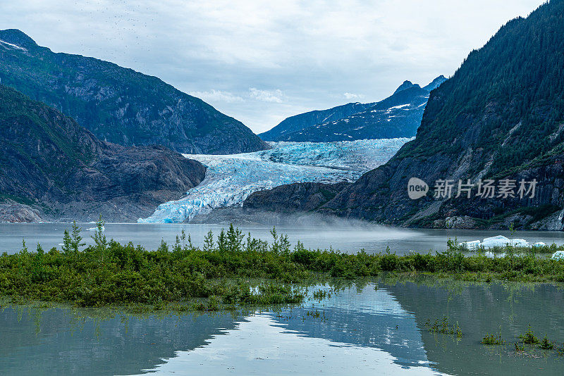 阿拉斯加朱诺的门登霍尔湖和门登霍尔冰川景观