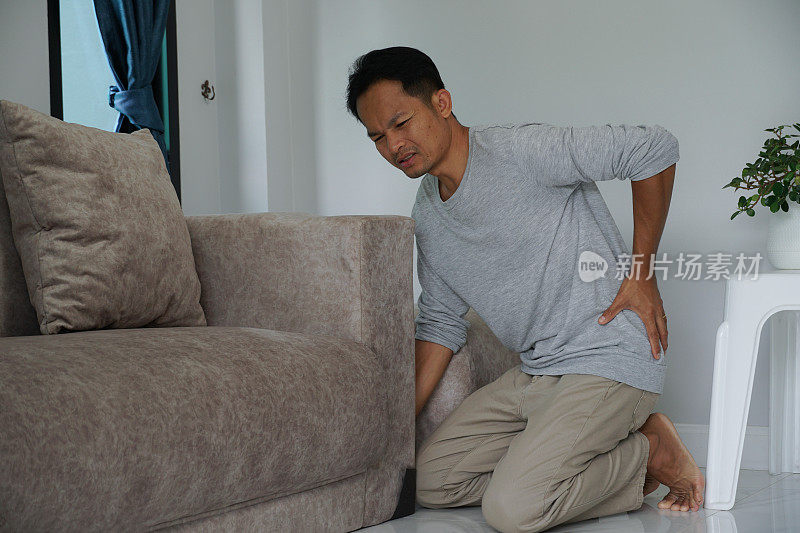 亚洲男人搬沙发会疼臀部。