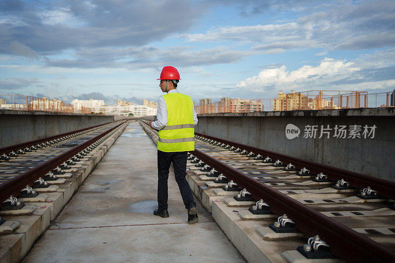 铁路工人正在检查铁轨