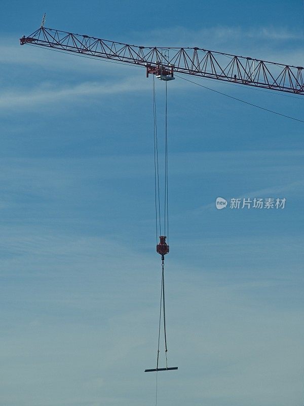 建筑起重机高高耸立在南卡罗来纳州查尔斯顿市上空