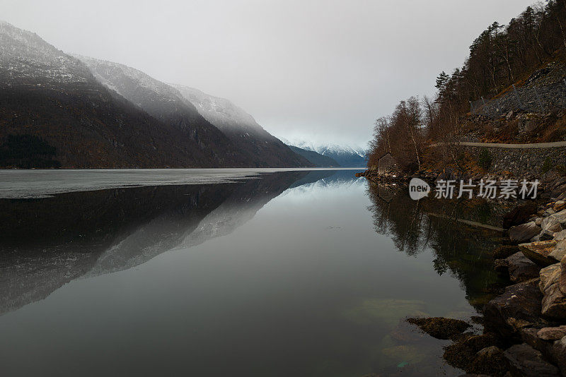 挪威的户外风景:冬季的峡湾景观