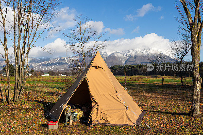 帐篷搭在日本农村雪山边的田野里