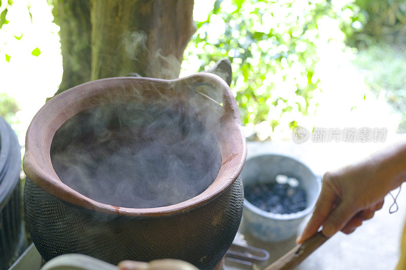 在壁炉上的大锅里煮洗脚用的泰式草药保健水