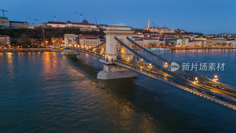 匈牙利多瑙河上的塞切尼吊桥黄昏时分的高角度无人机景观