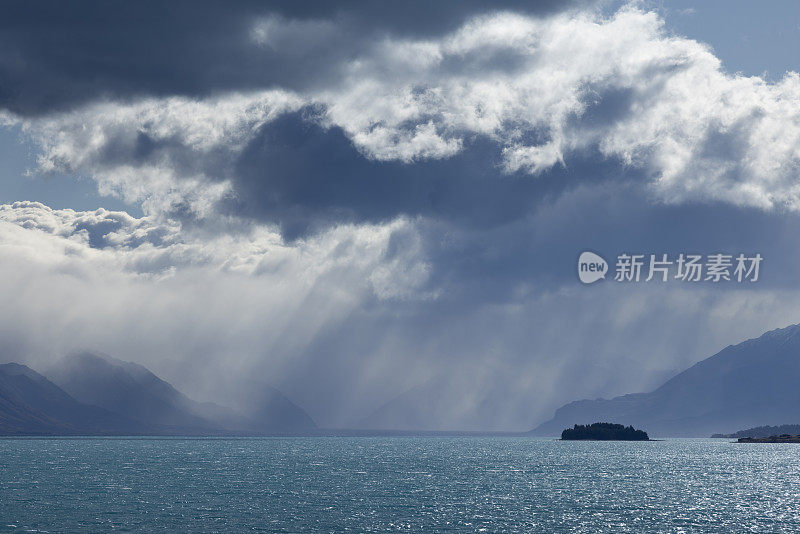 新西兰普卡基湖的雨