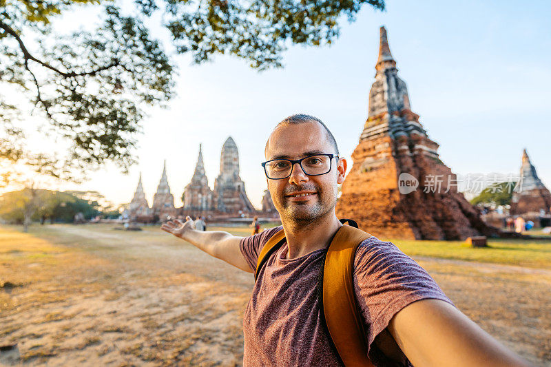 年轻人在泰国大城府历史公园的Chaiwatthanaram寺自拍