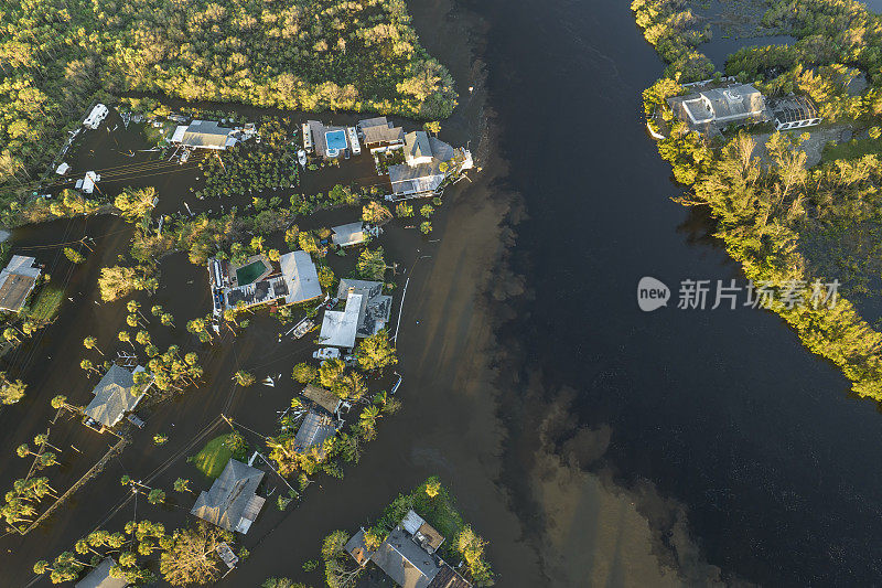 飓风“伊恩”袭击佛罗里达居民区后，住宅区周围发生严重洪水。自然灾害的后果