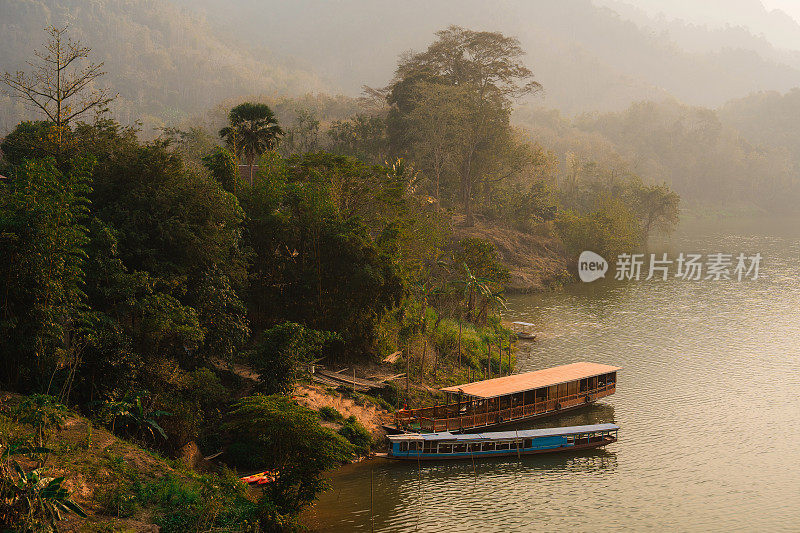 老挝宁静的河流和船只的美景