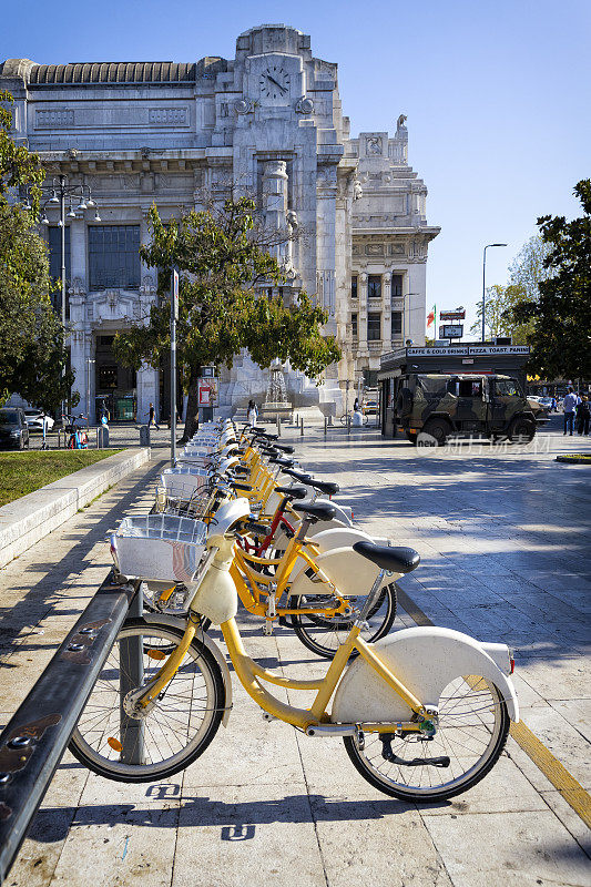 假期在意大利-公共自行车停放准备用于无污染的交通工具