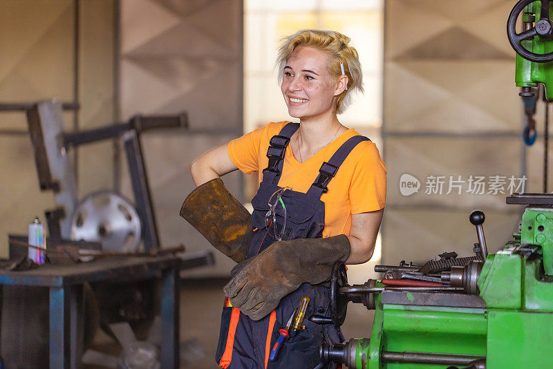 女性金属工人在行动