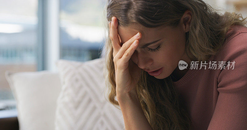 哭泣，疲倦和头痛的女人在沙发上焦虑，心理健康或分手。悲伤，疲劳和偏头痛的女孩，离婚带来的压力或抑郁，家庭中的错误或失败