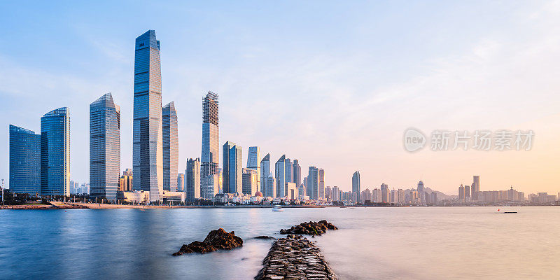 中国山东青岛福山湾海滨建筑群的晨景