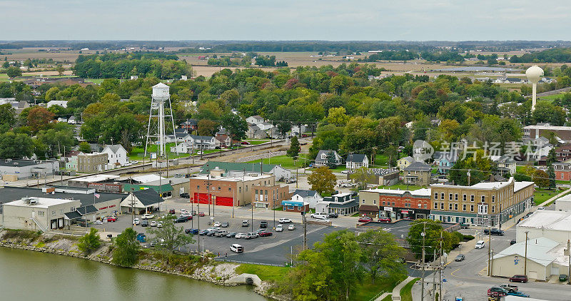 无人机拍摄的小镇在渥太华县，俄亥俄州在阴天