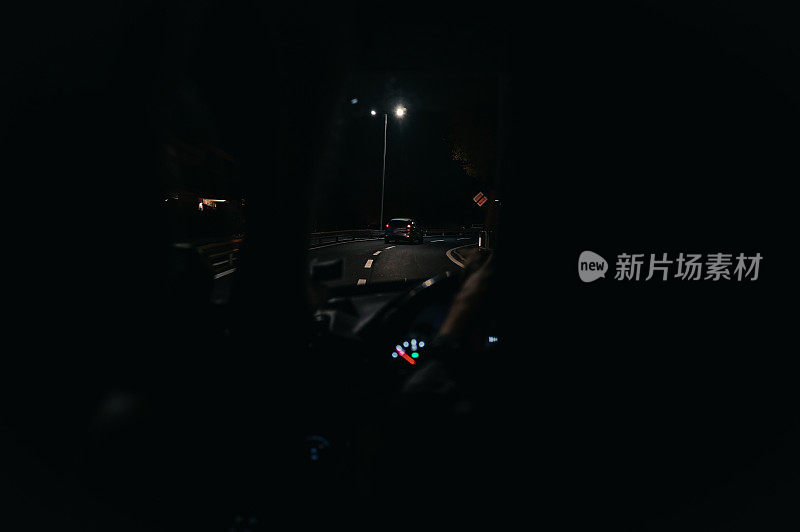 从夜间道路上移动的汽车上看到的景象。