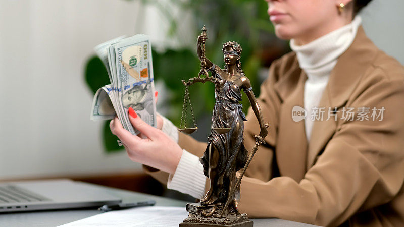 一位年轻的女律师在工作场所数钱。腐败的概念，破产法庭，保释，犯罪，贿赂，欺诈，拍卖投标。
