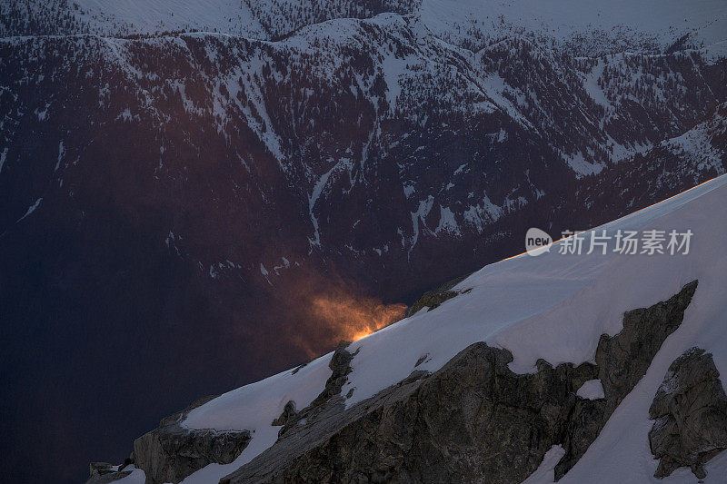 山峰上的高山辉光