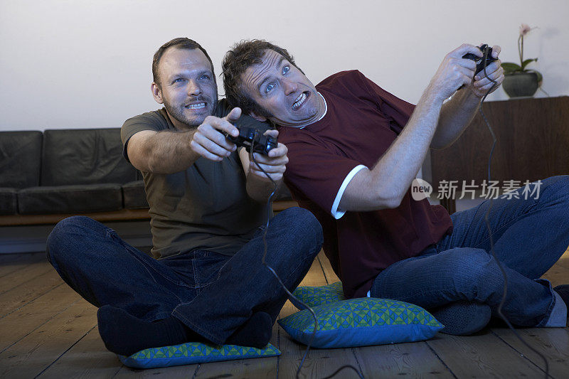 两个中年男人在玩电子游戏
