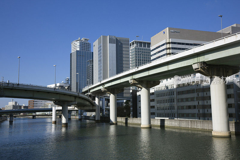 河两旁是摩天大楼。日本大阪西区中之岛