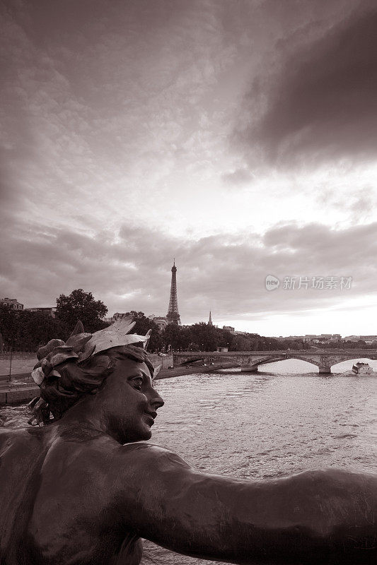 巴黎，亚历山大三世桥上的人物
