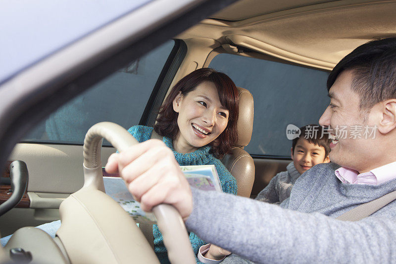 一家人坐在北京的车里，开怀大笑