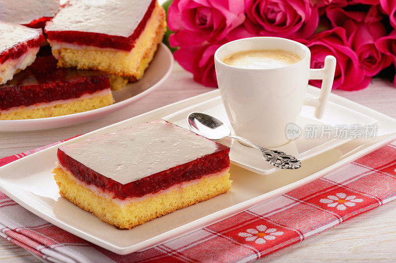 一块奶油和樱桃果冻的饼干蛋糕。