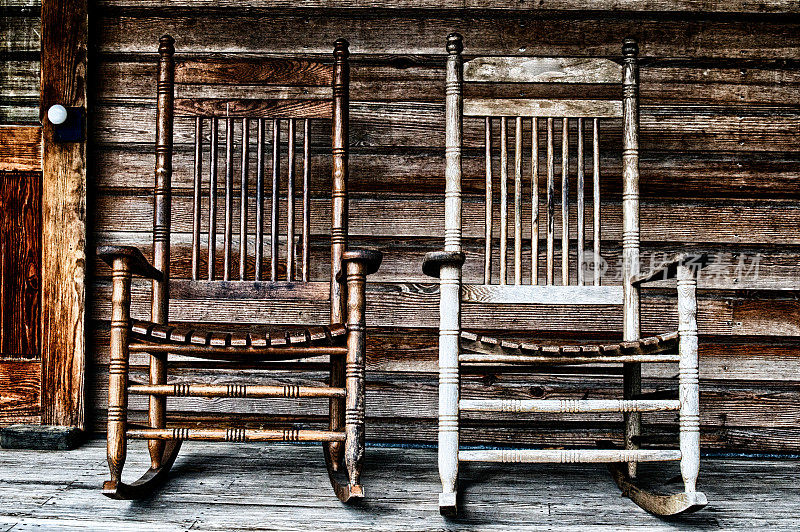 两把旧的木制摇椅