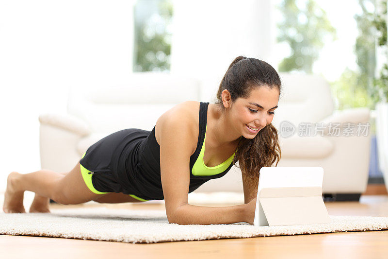 健身女性看健身视频锻炼身体