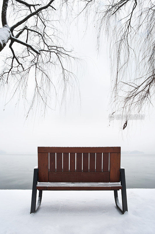 杭州西湖，雪地里空荡荡的长凳