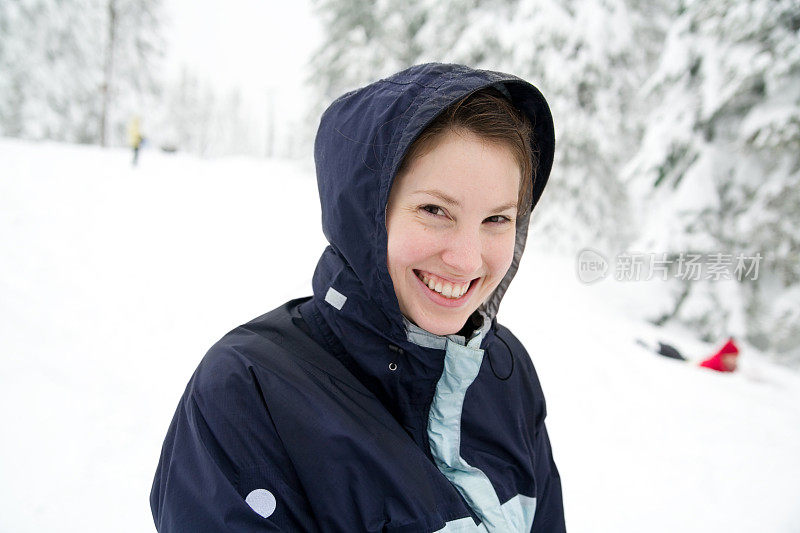 雪地里可爱的女孩