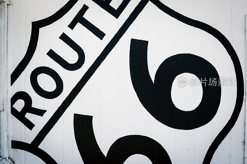 长城上的66号公路标志