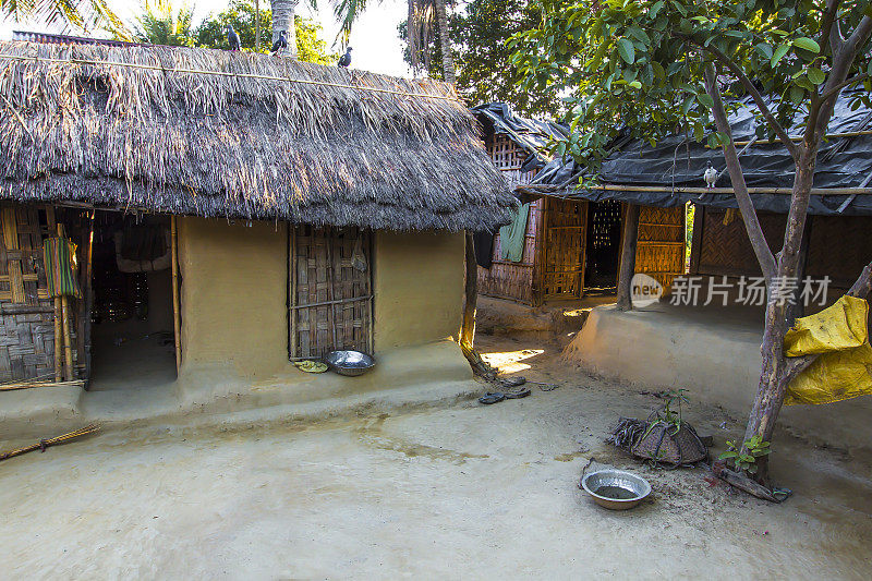 印度特里普拉村有茅草屋顶的泥屋。