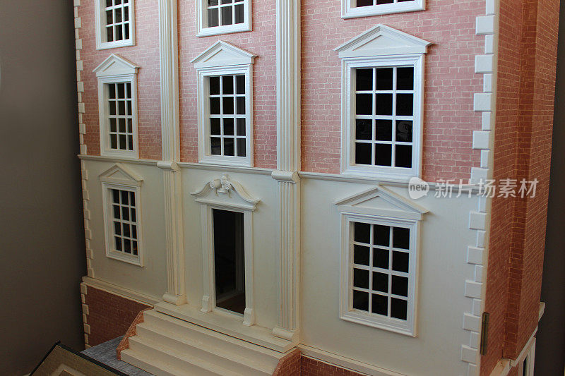 格鲁吉亚风格的大娃娃屋，砖外墙，涂漆的窗户