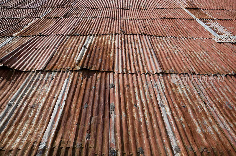 尼加拉瓜谷仓上生锈的旧铁皮屋顶