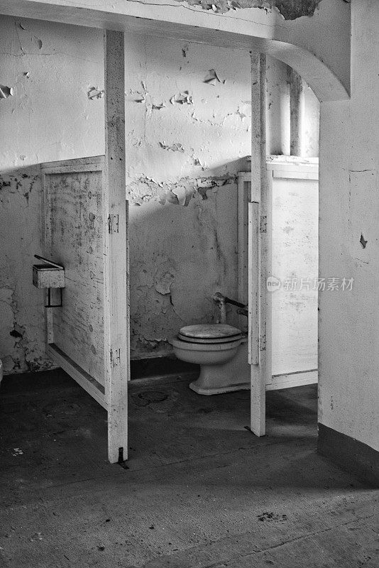 精神病院的废弃浴室