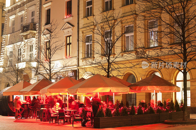 波兰克拉科夫市场广场夜晚的街边餐厅