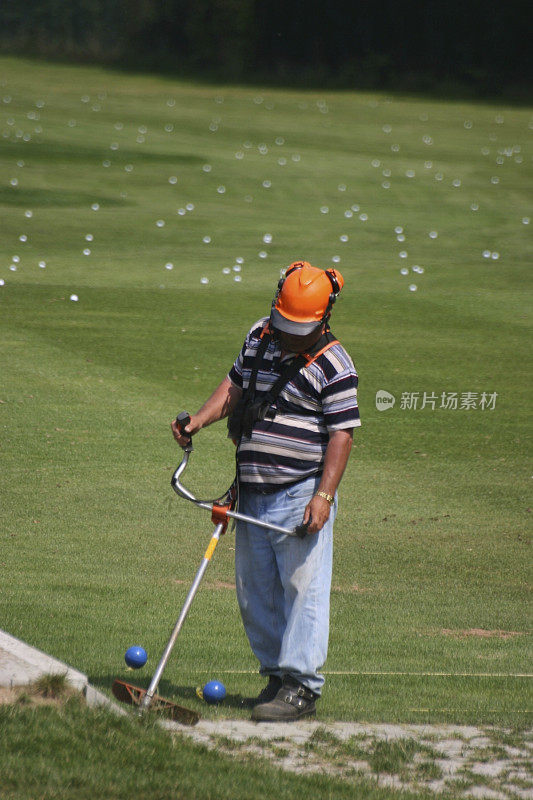 男子修剪高尔夫球场