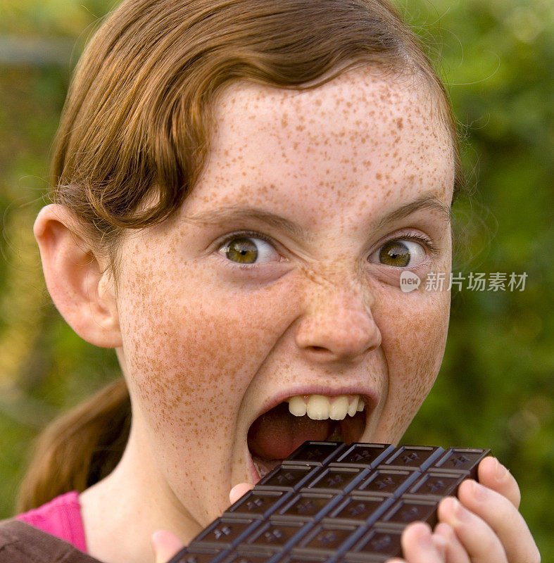 红发女孩和雀斑脸儿童上瘾和吃巧克力糖果棒