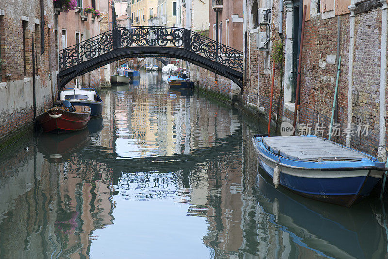 意大利威尼斯运河上的安静桥