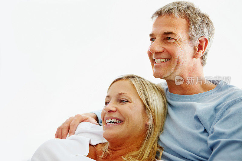 幸福的成熟夫妇的肖像看着文案在白色