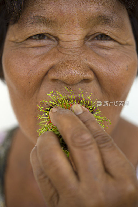 女人吃红毛丹