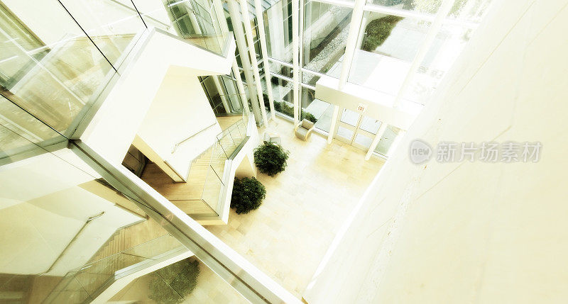 商业:空置的办公楼大堂。楼梯和窗户。
