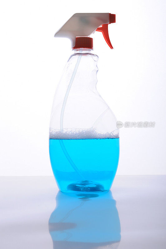 喷雾瓶的清澈蓝色清洁液