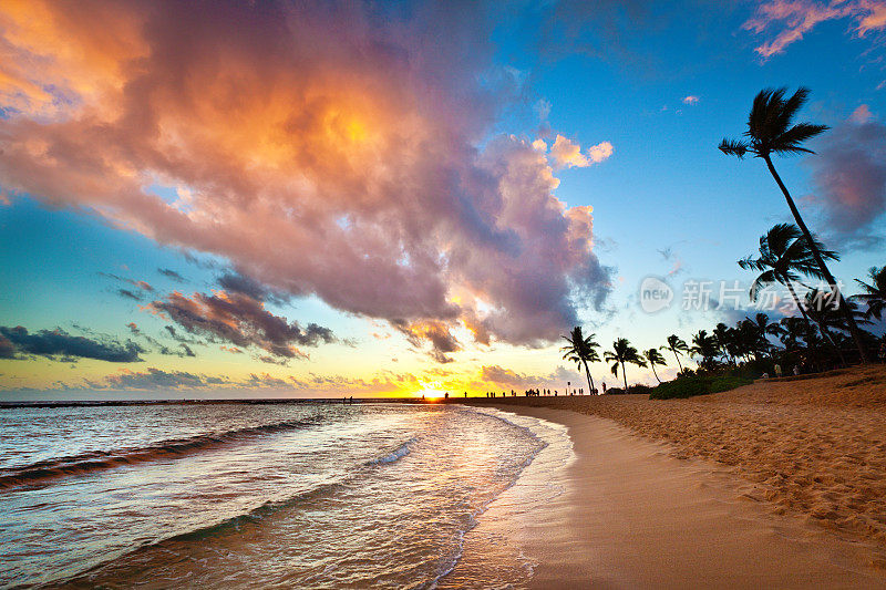 夏威夷考艾岛热带波伊普海滩的日落