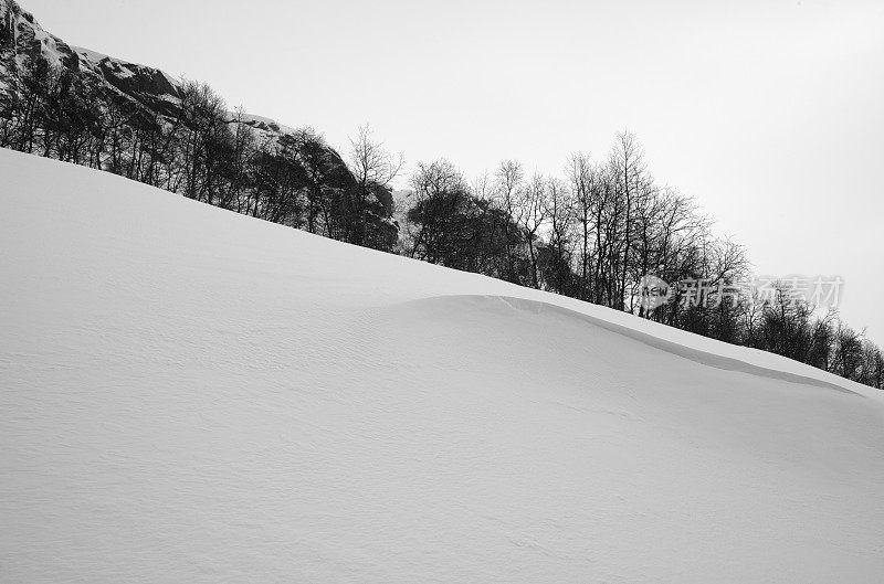 哈当厄国家公园山坡上的雪檐口