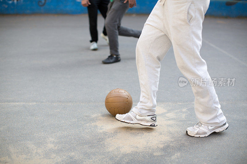 年轻人在城市里踢足球
