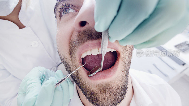 牙科诊所里受惊的病人