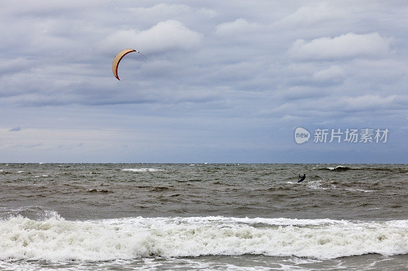 大风天的风帆冲浪