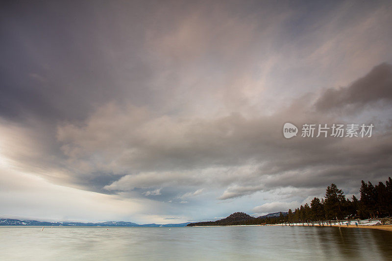 太浩湖上空戏剧性的天空